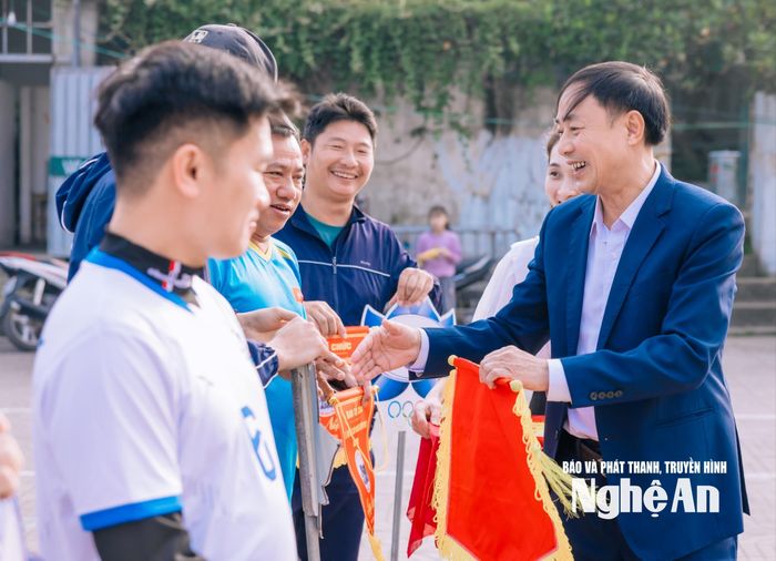 Lãnh đạo địa phương trao cờ lưu niệm cho các đội tham gia thi đấu bóng chuyền, động viên các vận động viên trước khi bước vào tranh tài. Ảnh: Minh Quân.