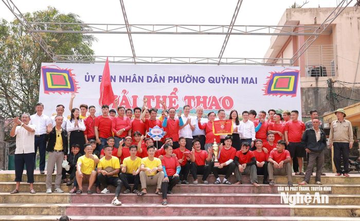 Đội Tân Mai 1 nhận giải Nhất môn đua thuyền tại lễ hội Đền Cờn năm 2026 sau những màn tranh tài kịch tính trên dòng Mai Giang. Ảnh: Minh Quân.