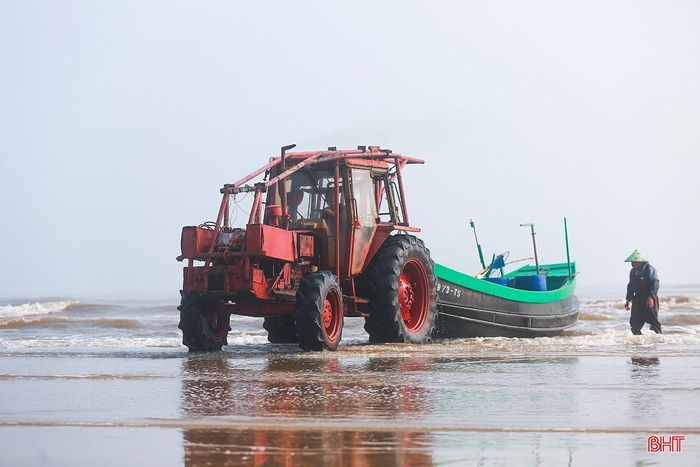 Tại biển Đồng Tiến, từ sáng sớm, các thuyền đánh bắt sứa đã bắt đầu trở về. Bà con ngư dân sử dụng xe kéo để “tăng bo” sứa từ thuyền vào bờ.