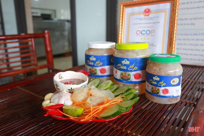 Sứa thành phẩm có thể dùng với mắm ruốc kèm rau thơm hoặc làm gỏi (nộm) ăn cùng bánh đa. Các món ăn được chế biến từ sứa lá dung như: sứa chấm, nộm sứa, gỏi sứa... đều rất hấp dẫn.