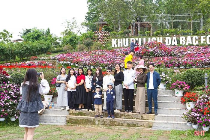  Nhờ thông tin sinh động trên không gian số giúp du khách chủ động kế hoạch trải nghiệm thực tế tại các điểm đến. Trong ảnh: du khách check-in tại KDL Đá Bạc Eco. 