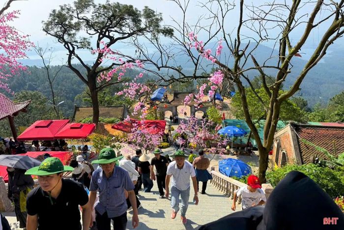 Du khách trẩy hội chùa Hương Tích dịp đầu xuân Bính Ngọ 2026.