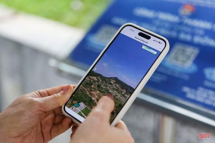 Đoàn du khách đến từ Hà Nội quét mã QR khám phá về Khu di tích Ngã ba Đồng Lộc.