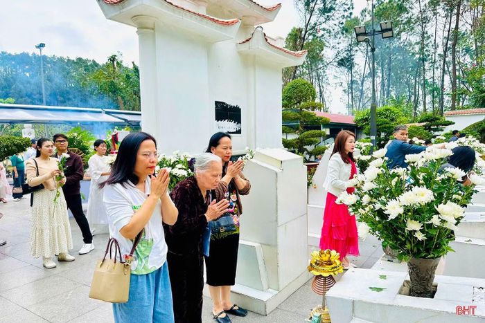 Du khách dâng hương tại khu mộ 10 nữ liệt sĩ TNXP Ngã ba Đồng Lộc.