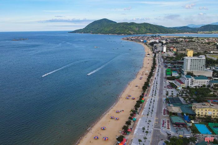  Cảm nhận được vẻ đẹp của biển Thiên Cầm thông qua nền tảng số, nhiều du khách lên kế hoạch cho một chuyến đi đến biển Hà Tĩnh trong mùa hè năm nay. Trong ảnh: Biển Thiên Cầm hấp dẫn du khách trong mùa hè 2025 (ảnh Đình Nhất). 