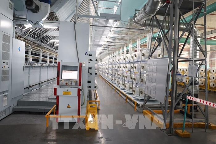 Nhà máy sợi thuộc Công ty TNHH Sợi dệt nhuộm Unitex áp dụng công nghệ mới tối ưu hóa hoạt động theo mô hình tự động. Ảnh: Thanh Tân - TTXVN