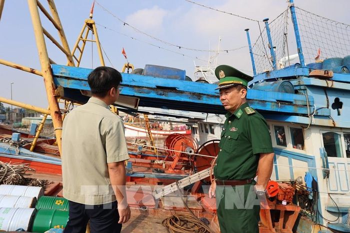 Lực lượng biên phòng cảng Cát Lở, phường Phước Thắng, tuyên truyền IUU cho ngư dân. Ảnh: Hoàng Nhị - TTXVN