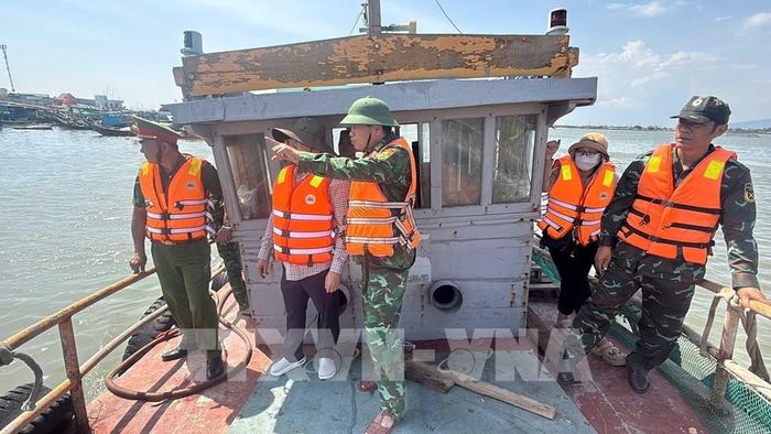 Lực lượng chức năng của TP. Hồ Chí Minh thường xuyên đi kiểm tra thực tế để kiểm soát chặt chẽ tàu cá không đủ điều kiện ra khơi. Ảnh: Hoàng Nhị - TTXVN