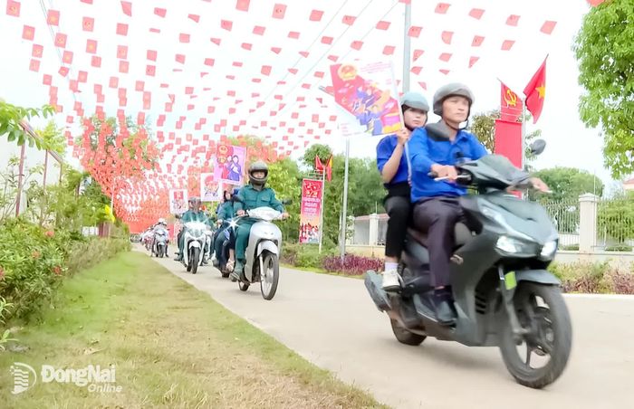 Đoàn thanh niên xã Thanh Sơn, tỉnh Đồng Nai tuyên truyền bầu cử. Ảnh: Hoàng Vũ
