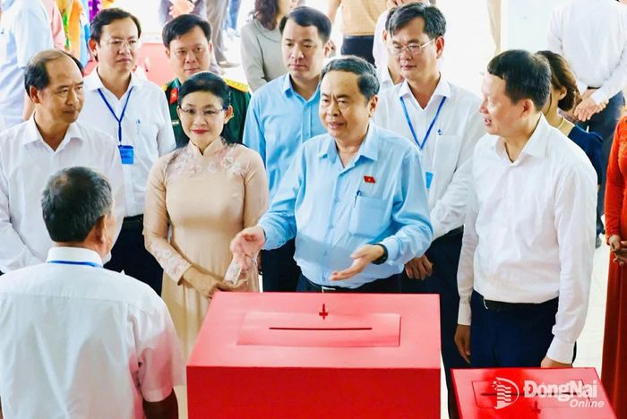 Đồng chí Trần Thanh Mẫn, Ủy viên Bộ Chính trị, Chủ tịch Quốc hội, Chủ tịch Hội đồng Bầu cử quốc gia cùng đoàn công tác kiểm tra thực tế tại khu vực bỏ phiếu số 17, phường Tân Triều, tỉnh Đồng Nai vào ngày 5-3-2026. Ảnh: Công Nghĩa