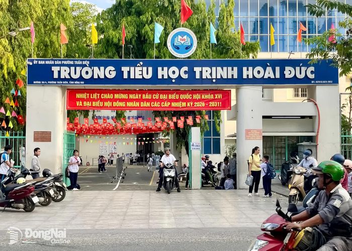 Trường tiểu học Trịnh Hoài Đức (phường Trấn Biên, tỉnh Đồng Nai) rực rỡ cờ Tổ quốc chào mừng ngày hội non sông. Ảnh: Nhất Phương