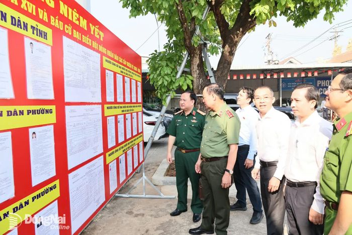 Thượng tướng Lê Tấn Tới, Ủy viên Trung ương Đảng, Ủy viên Ủy ban Thường vụ Quốc hội, Chủ nhiệm Ủy ban Quốc phòng, An ninh và Đối ngoại của Quốc hội kiểm tra công tác bầu cử tại phường Trảng Dài, tỉnh Đồng Nai. Ảnh: Công Nghĩa