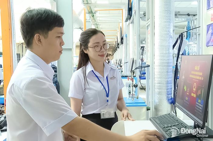 Lãnh đạo Công ty Mặt trời Việt (xã Xuân Hòa, tỉnh Đồng Nai) đang trình chiếu clip tuyên truyền bầu cử trong doanh nghiệp. Ảnh Đặng Hùng