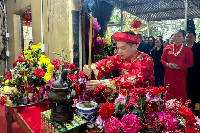 Lễ dâng hương đền Hai Cô.