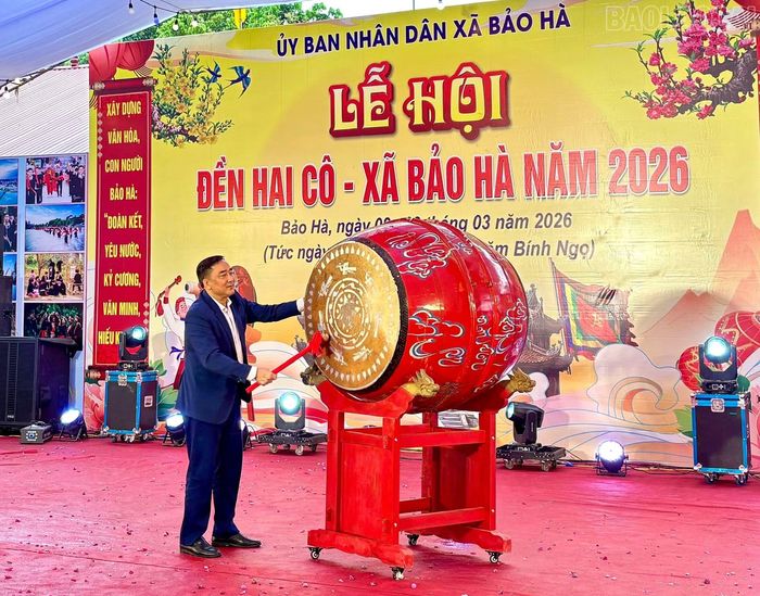 Đồng chí Phó Chủ tịch HĐND xã Nguyễn Văn Dũng đánh trống khai hội.