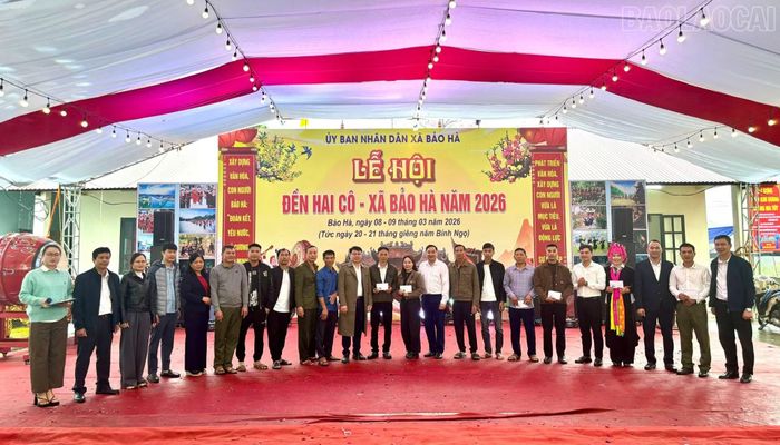 Ban tổ chức trao giải cho các đội tham gia hội thi bơi mảng.