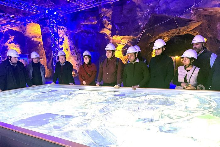 Đoàn công tác Bộ Tài chính Việt Nam khảo sát thực tế.