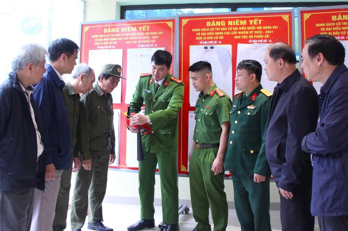 Cán bộ Đội chữa cháy và cứu nạn, cứu hộ khu vực số 8 hướng dẫn sử dụng phương tiện chữa cháy cho Công an phường, Ban Chỉ huy quân sự, Ủy ban Bầu cử và thành viên tổ bầu cử phường Ba Đình. Ảnh: MH