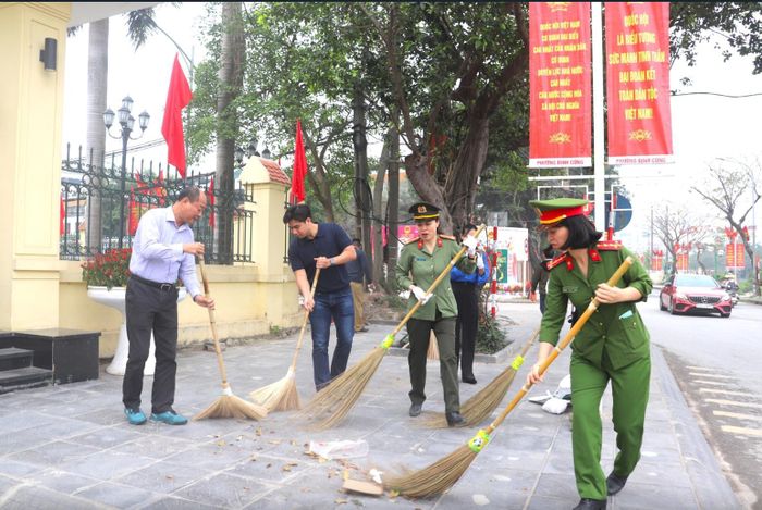Lãnh đạo phường và lực lượng vũ trang phường chung tay vệ sinh môi trường. Ảnh: PV