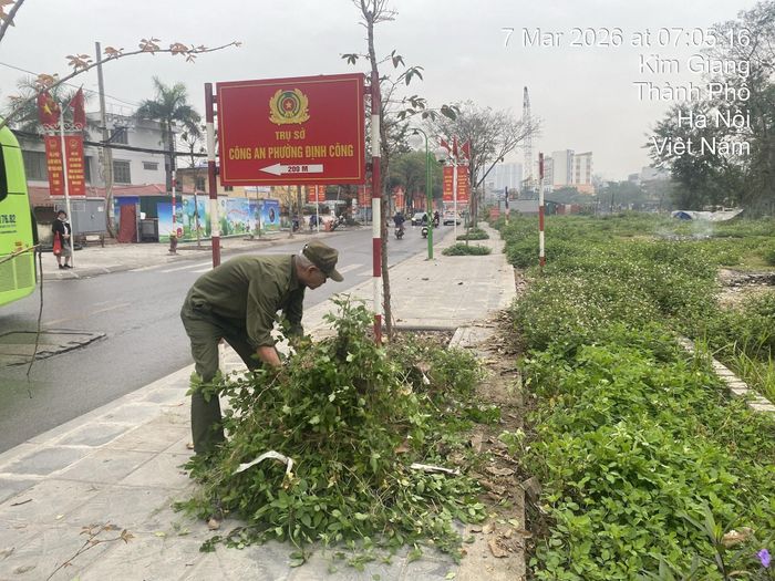 Mỗi người dân ở phường Định Công là một nhân tố tích cực vệ sinh môi trường chung hướng về ngày bầu cử. Ảnh: PV
