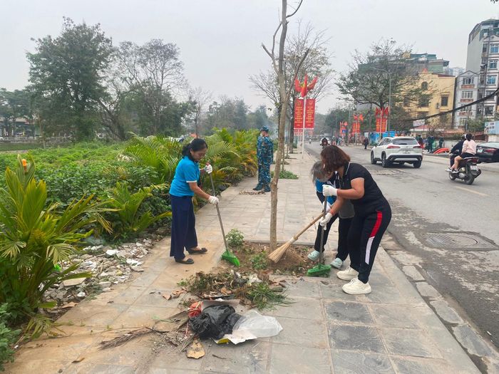 Người dân ở các tổ dân phố phường Định Công chung tay giữ gìn vệ sinh môi trường. Ảnh: PV