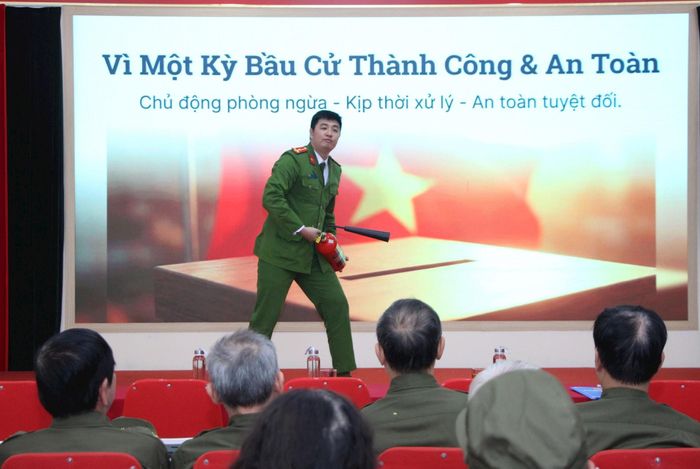 Cán bộ Đội Chữa cháy và cứu nạn, cứu hộ khu vực số 8 tập huấn phòng cháy, chữa cháy và cứu nạn, cứu hộ đối với các lực lượng tham gia bảo đảm an ninh trật tự tại các điểm bỏ phiếu bầu cử trên địa bàn phường Ba Đình. Ảnh: MH