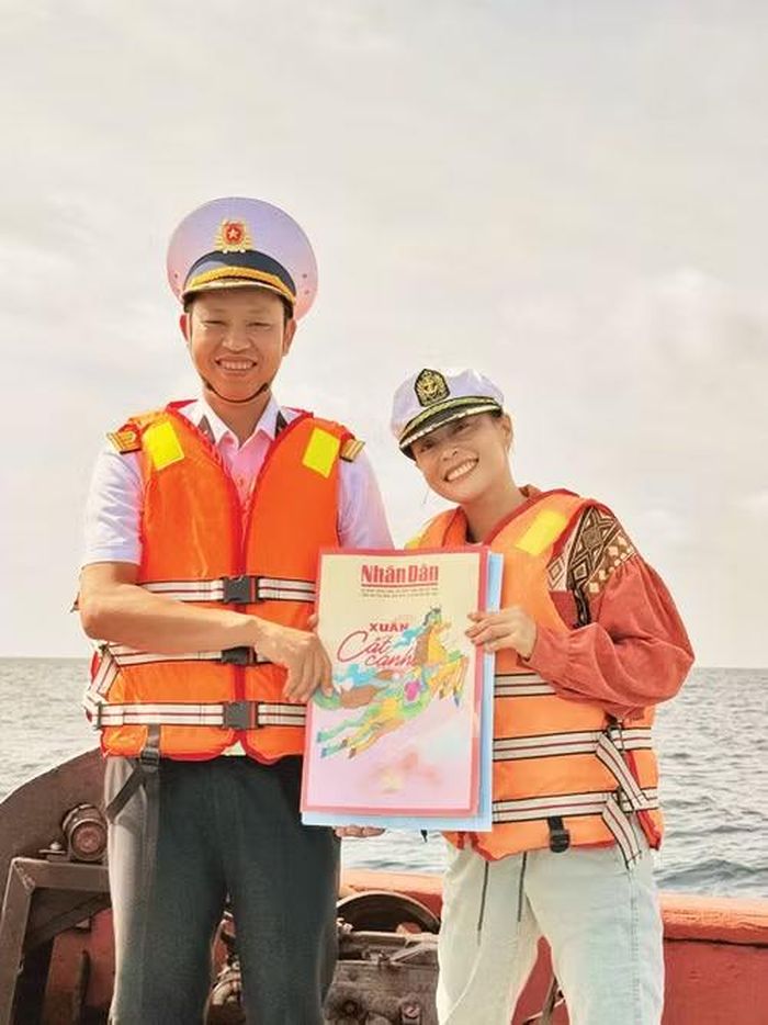 Nhà báo Phương Mai tác nghiệp trên Biển Đông, ghi lại hành trình bỏ phiếu sớm Bầu cử Đại biểu Quốc hội khóa XVI và đại biểu Hội đồng nhân dân các cấp nhiệm kỳ 2026-2031.