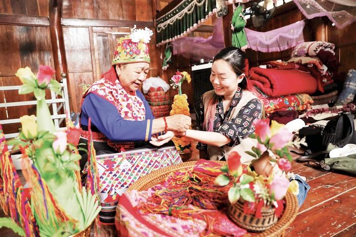 Nhà báo Mỹ Hạnh trong chuyến đi tìm hiểu văn hóa truyền thống của người Lào ở xã biên giới Núa Ngam, Điện Biên.