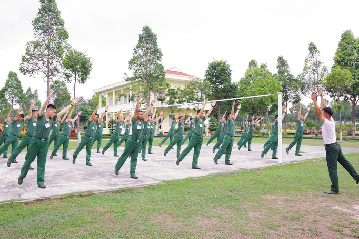 Tập các bài thể dục để nâng cao sức khỏe.