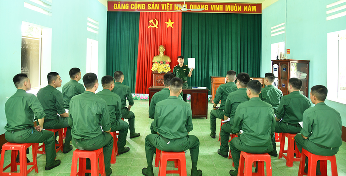 Sinh hoạt quán triệt nhiệm vụ và đánh giá, rút kinh nghiệm hằng ngày.