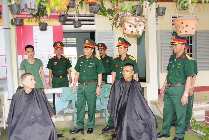 Đơn vị tổ chức cắt tóc cho các chiến sĩ bảo đảm thống nhất theo đúng quy định.