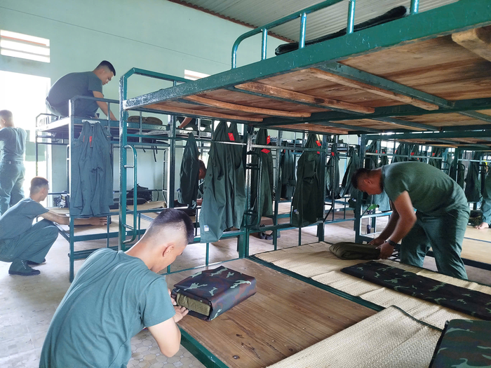 Các chiến sĩ đã biết gấp chăn màn, sắp xếp đồ dùng gọn đẹp.