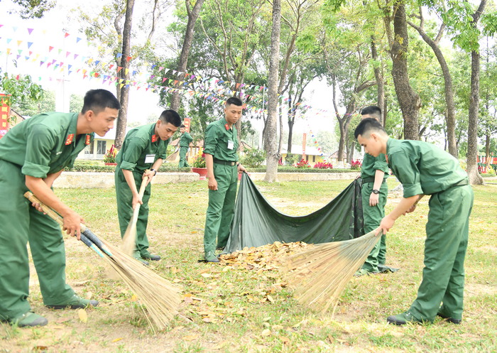 Quét dọn vệ sinh doanh trại sạch sẽ hằng ngày.