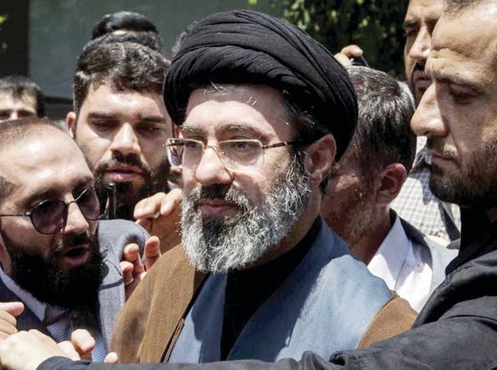 Lãnh tụ tối cao mới của Iran Mojtaba Khamenei (quấn khăn đen) ẢNH: ZUMA PRESS