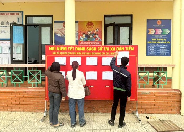 Cử tri tìm hiểu về danh sách ứng viên