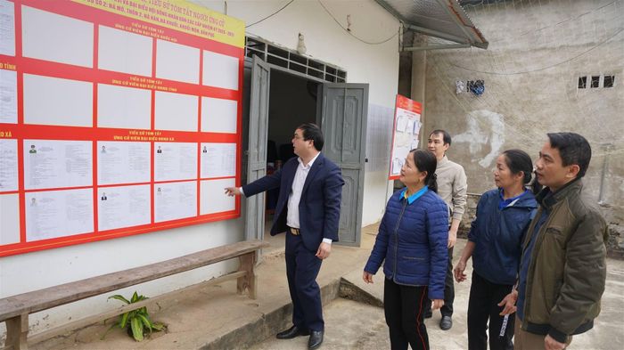 Đoàn kiểm tra công tác chuẩn bị bầu cử tại thôn 2 xã Chợ Rã