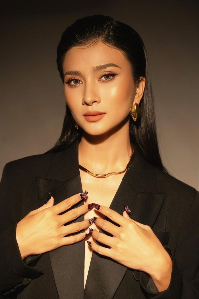 Diễn viên Kim Tuyến gửi gắm tâm sự sâu lắng có những nỗi buồn người phụ nữ chọn cách giữ im lặng thay vì kể ra và chính sự lặng lẽ đó lại là hành trình trưởng thành âm thầm mà mạnh mẽ nhất.