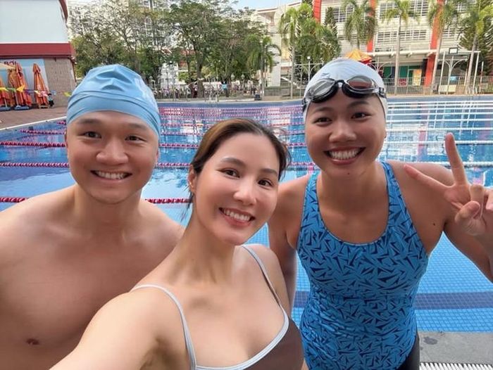 Vợ chồng Diễm My 9x vui vẻ chia sẻ khoảnh khắc học bơi, hài hước "lấy vía" Ánh Viên để bơi giỏi như cá.