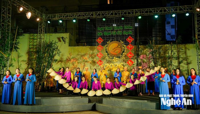 Một tiết mục dân ca ví, giặm do Trung tâm Nghệ thuật truyền thống tỉnh biểu diễn trong chương trình nghệ thuật phục vụ công chúng. Ảnh: Minh Quân
