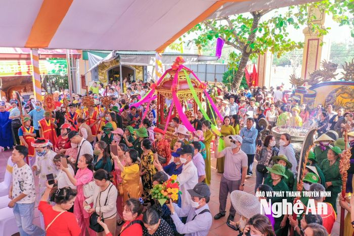 Đông đảo nhân dân và du khách tham gia Lễ hội Đền Ông Hoàng Mười – một trong những lễ hội tiêu biểu, giàu tiềm năng khai thác trong chuỗi sản phẩm công nghiệp văn hóa của Nghệ An. Ảnh: Minh Quân