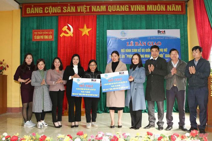 Lãnh đạo Hội LHPN Hà Tĩnh và địa phương trao biểu trưng hỗ trợ mô hình sinh kế bò giống do Tổ chức Bánh mì cho thế giới tài trợ, cho phụ nữ khó khăn xã Đồng Lộc, đầu năm 2024.