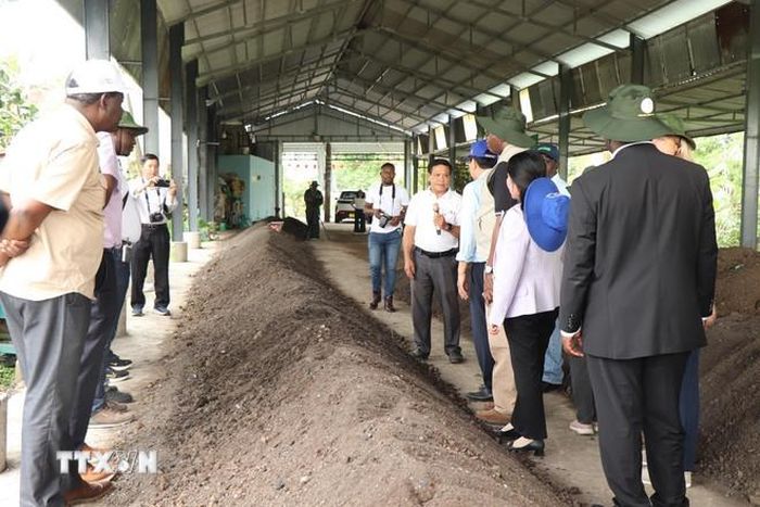  Ông Nguyễn Cao Khải, Giám đốc Hợp tác xã Tiến Thuận giới thiệu mô hình sản xuất phân hữu cơ để trồng lúa cho Đoàn Zambia. (Ảnh: Thu Hiền/TTXVN) 