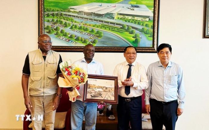  Ông Trần Chí Hùng, Phó Chủ tịch Ủy ban Nhân dân thành phố Cần Thơ, tặng quà lưu niệm cho đại diện Đoàn Zambia. (Ảnh: Thu Hiền/TTXVN) 