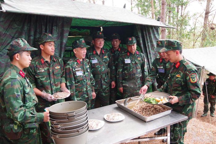 Thủ trưởng Bộ CHQS tỉnh kiểm tra công tác bảo đảm hậu cần tại thực địa.