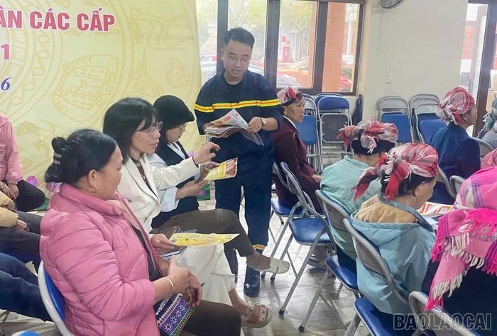 Phát tờ rơi tuyên truyền đến từng người dân.
