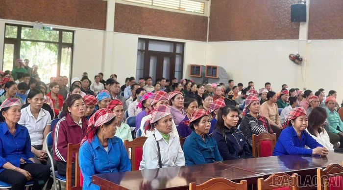 Đông đảo người dân tham gia buổi tuyên truyền.