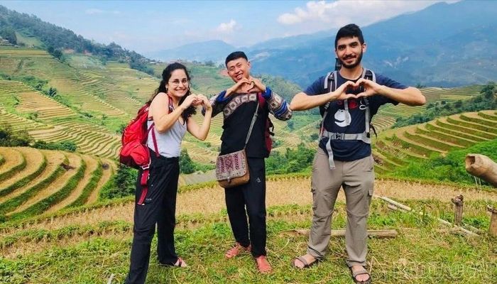 Giàng A Súa (đứng giữa) chụp ảnh cùng khách du lịch nước ngoài trong chuyến trải nghiệm, khám phá Mù Cang Chải.