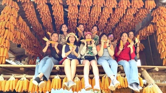 Du khách tham quan, chụp ảnh tại “Nhà ngô Màng Mủ”.