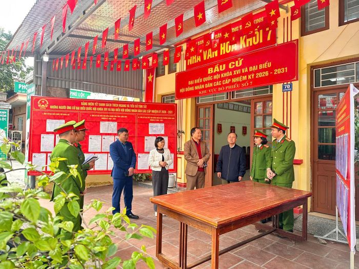 Đoàn công tác kiểm tra công tác bảo đảm an ninh, an toàn tại điểm bầu cử Nhà văn hóa khối 7,phường Đông Kinh.