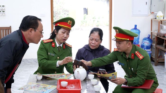 Các tổ bầu cử được phát tờ rơi tuyên truyền, hướng dẫn cài đặt và sử dụng ứng dụng báo cháy, chủ động tiếp nhận thông tin, kịp thời xử lý khi có tình huống phát sinh.